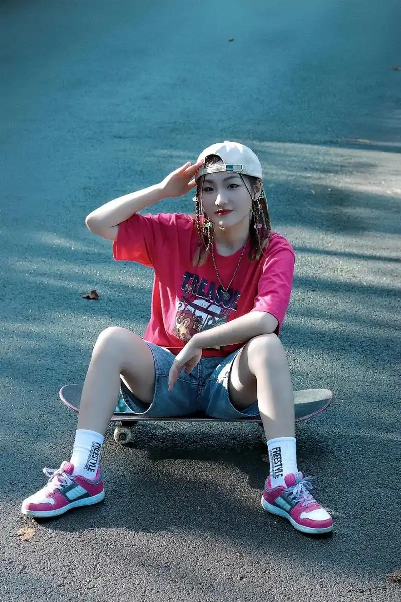 昨日是滑板少女,只有姐妹在一起才会有这么多的照片.#摄影 # - 抖音