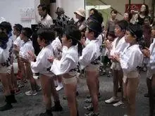 屁股节中的小孩