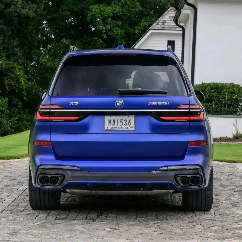 高性能宝马x7来了,碳纤维套件 4.4t 8at,"宝石蓝"漆面更霸气