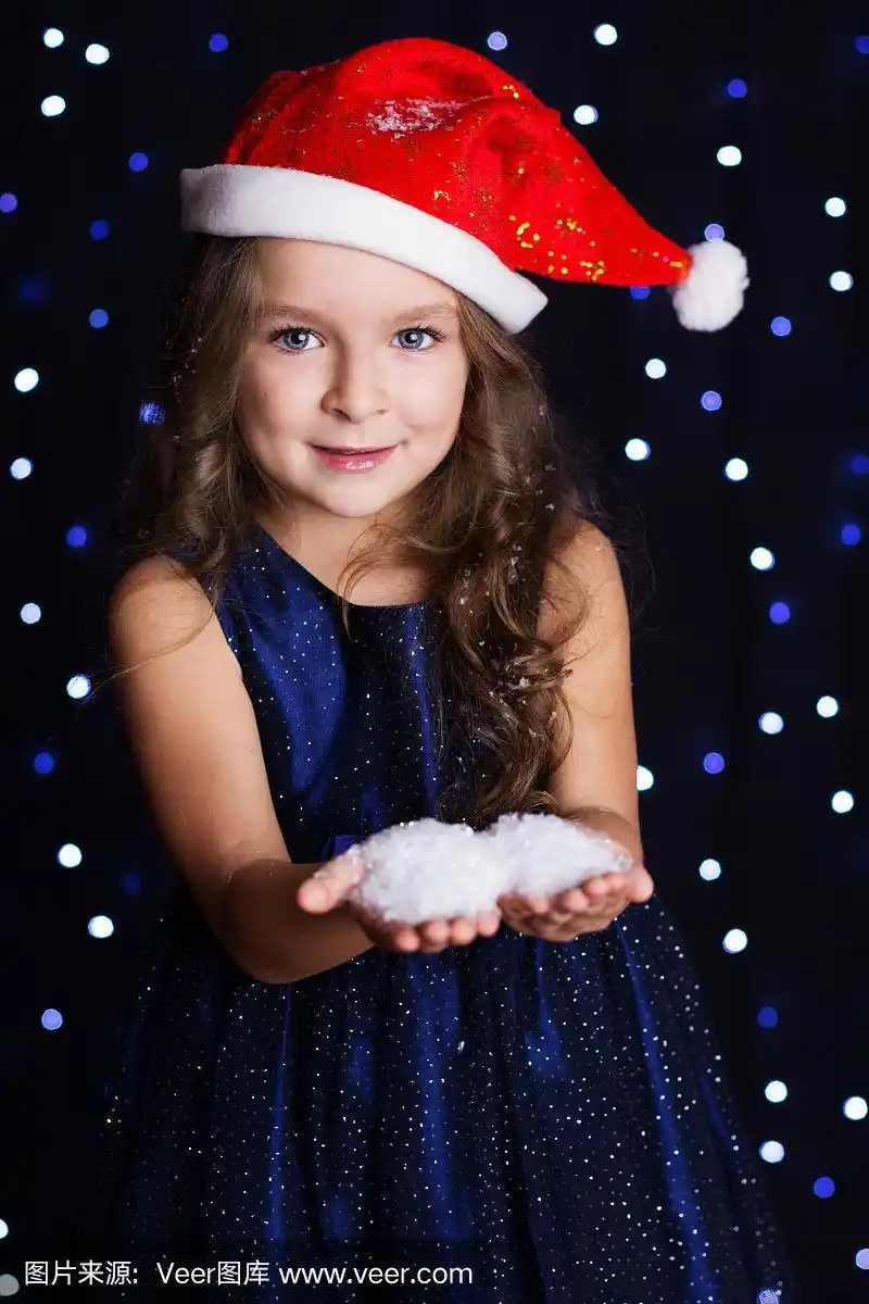 快乐的女孩手捧洁白的雪花