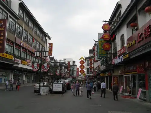 街观前街位于苏州市中心,距离苏州火车站不远,是成街于清朝的商业老街