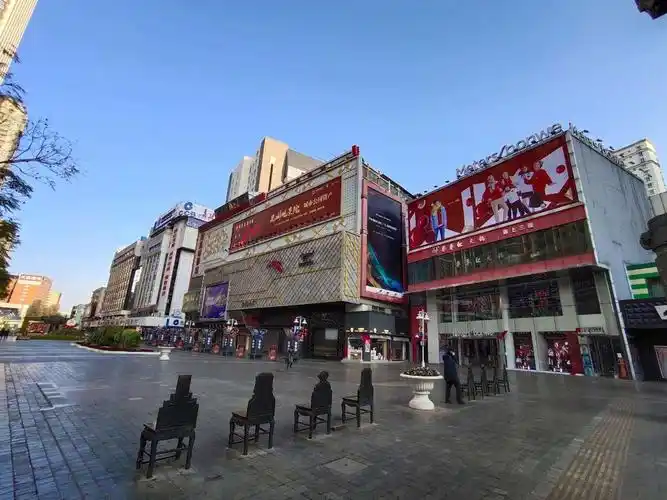 南屏街两侧的商铺全部关闭,顺城购物中心,昆明百货大楼,柏联广场虽然