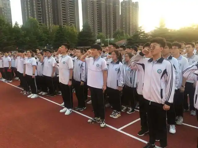 青岛国开第一中学2018级美术模拟联考表彰暨百日誓师大会举行!