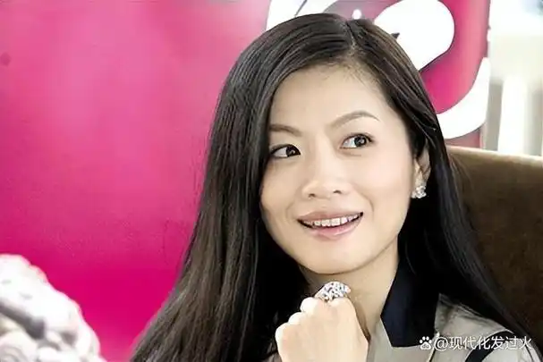 凤凰卫视主持人曾子墨:嫁给小奶狗瑞幸ceo,风光背后充满辛酸