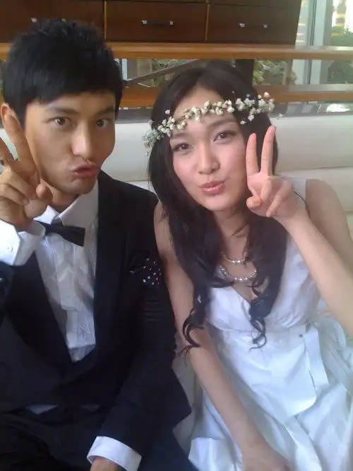 p>《暗香》是一部中国大陆电视剧,全剧共有33集,曾用名《被爱放逐》.