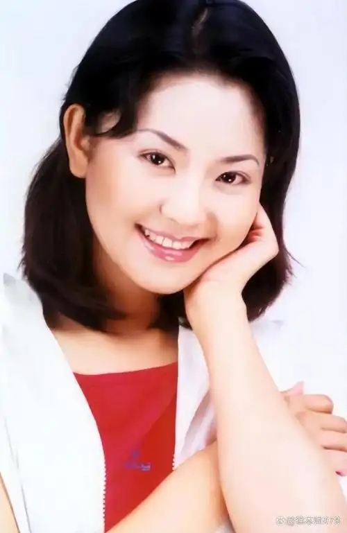 最美主持人方琼如今嫁大8岁丈夫很幸福如今活成人生赢家