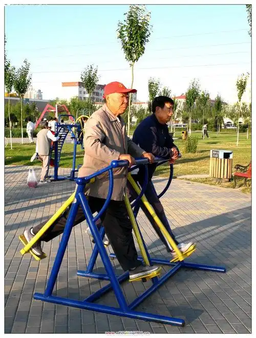 生命在于运动晨练的老人