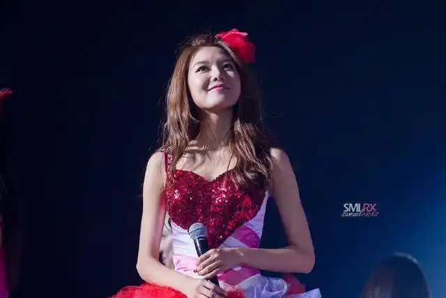 秀英的身材就不用说了,一米八的长腿每天晃来晃去,首先她和李顺圭承包