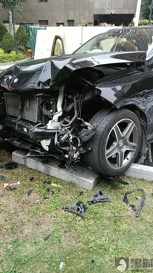 奔驰gle400在保修内两次出现刹车失灵(踩空),造成重大事故.