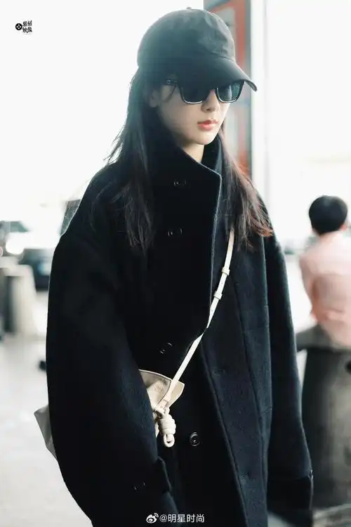 杨紫现身机场,她穿着黑色上衣 牛仔裤,头戴黑色帽子
