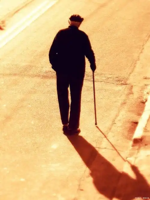 92岁老人住进养老院理由让人心疼,退休金够住养老院吗,住的满意吗