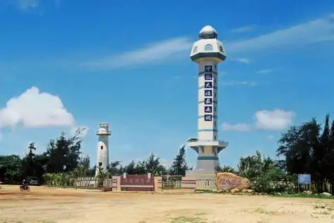 p>徐闻灯楼角位于湛江市徐闻县西南海滨,三面环海,东为角尾湾,南与