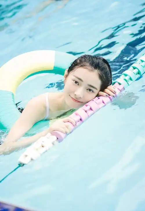 湿身紧身泳衣美女性感写真图片