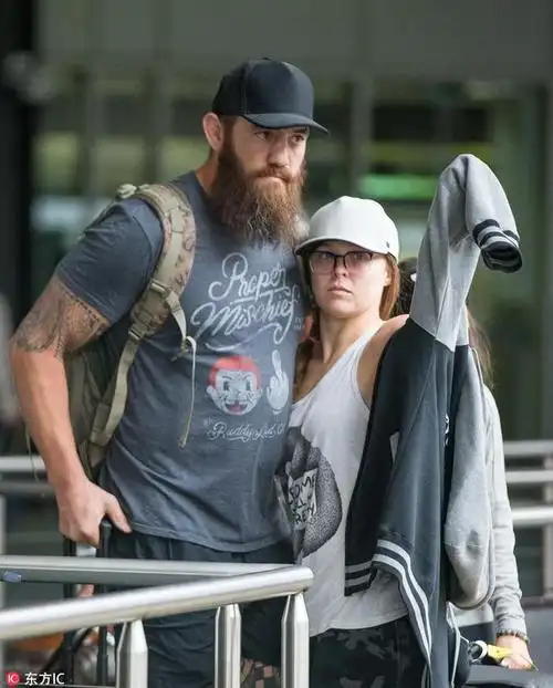 隆达-罗西在老公面前小鸟依人