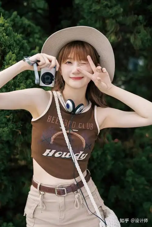 2,一手拿相机,一手遮脸