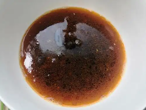 鸡精,虽然做酱的时候加入了生抽,但可能咸度不够,需要再加点生抽或盐