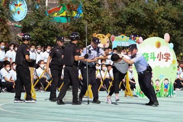 9月9日,西城区反恐办在奋斗小学开展以"反恐防恐进校园,共筑教育安全