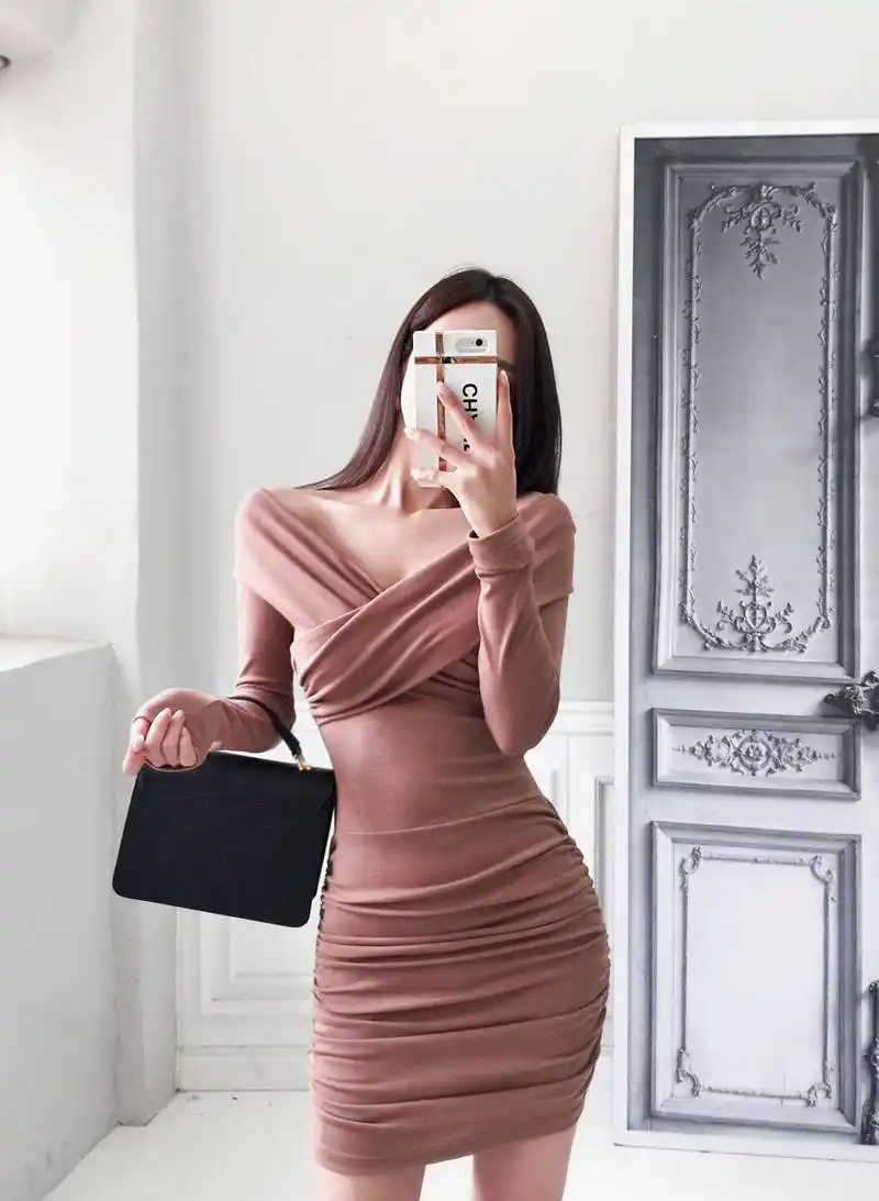 穿着收腰包臀裙的美女职员,s型身材性感养眼