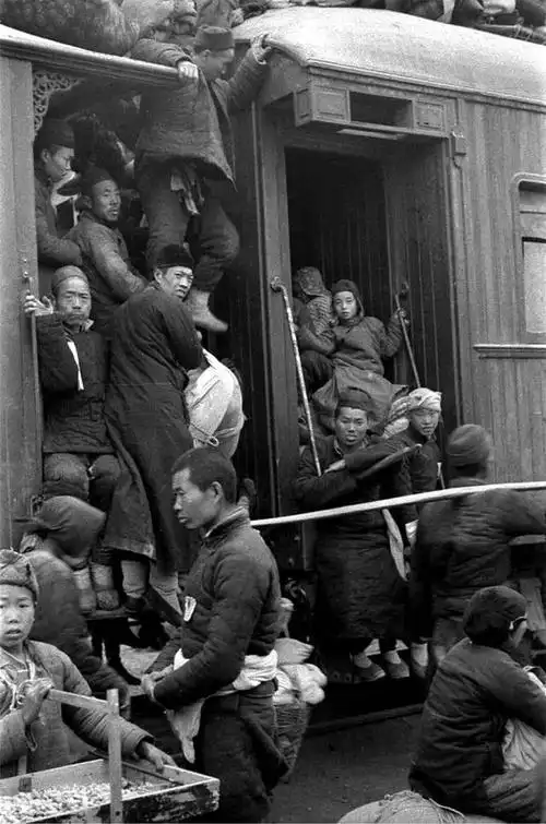 你没见过的老照片,1942的洛阳刨树皮挖草根吃观音土绝望的人们