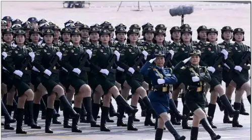 70!来自每个军种的一线.标准的军姿,一样的笑脸,英姿飒爽.
