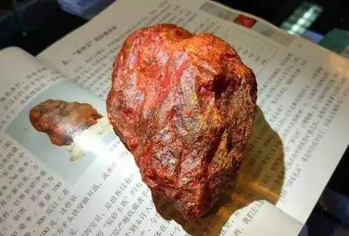 万山矿岩屋坪矿区采到一颗重达237克的辰砂晶体,被世人誉为"辰砂王"