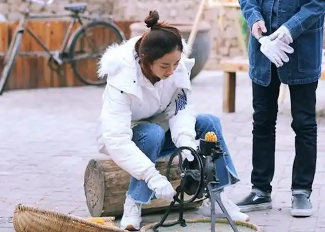 赵丽颖演"农村妇女"很敬业!双手挖土不戴手套,指甲缝里都是泥