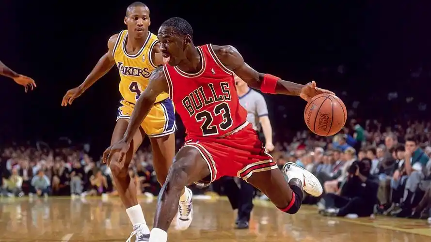 新秀赛季乔丹对比mvp赛季科比:两人数据接近?一表现科比占优