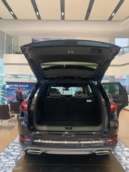 大suv,大开口后备箱,除最低配外,其余车型都配备了电动后备箱,高配