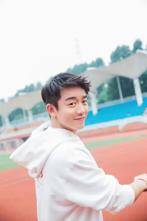 郑恺晒"存货"庆祝电影大卖 写真清新自然帅气阳光