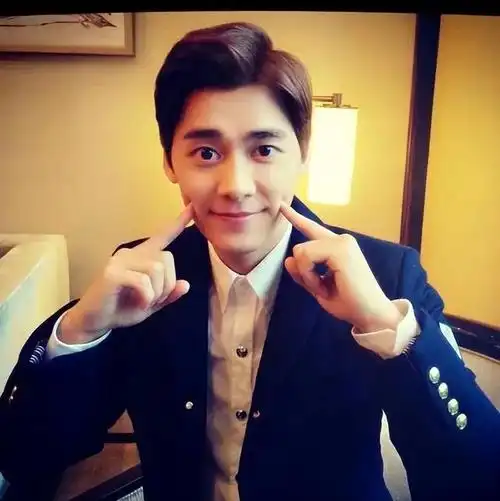 李易峰寺庙祈福穿黑袄子留中分驼背如路人退圈后星味全无