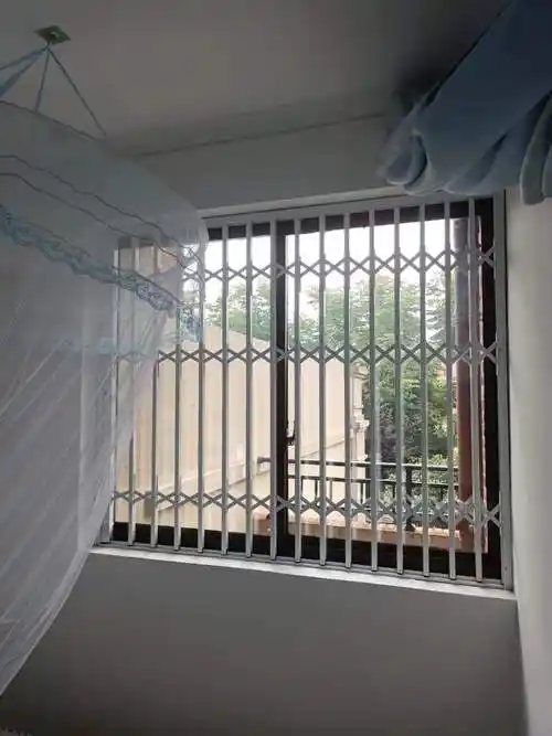 拉闸闸门折叠新型内置防盗窗网阳台飘窗伸缩防盗窗