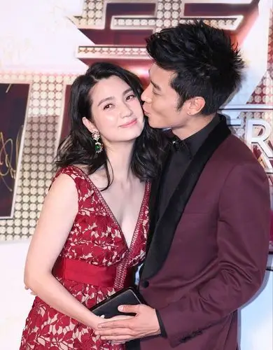 洪欣穿红色港风气息好足,"熟女"气质挺妩媚,"微胖"也撩人