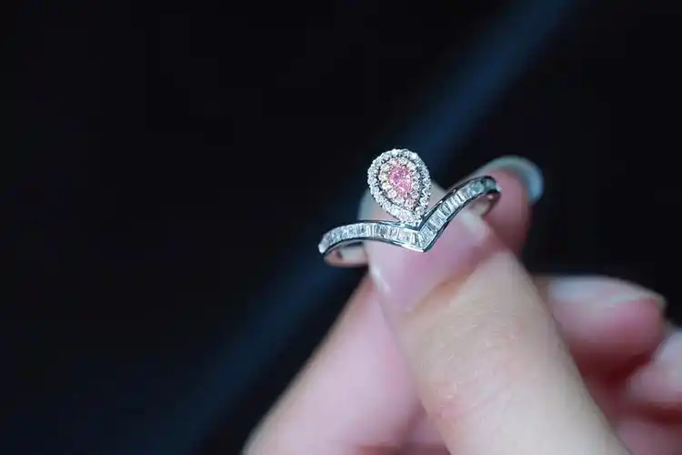 18k金粉钻戒指t方v型粉钻戒指