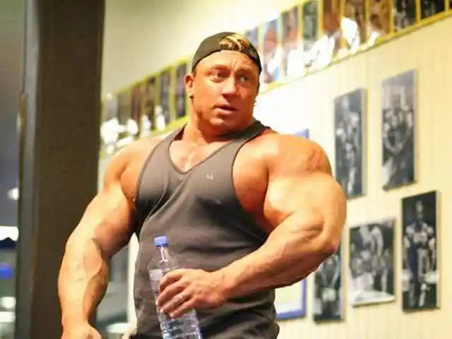 肌肉巨兽马库斯健美史上体型最大的怪物都是药物的功劳