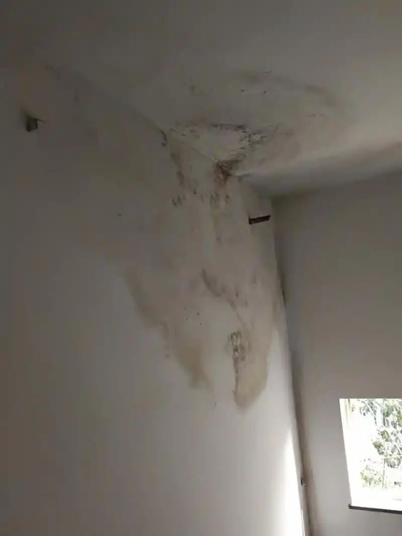 房子顶楼漏雨,外面大雨,屋里小雨.