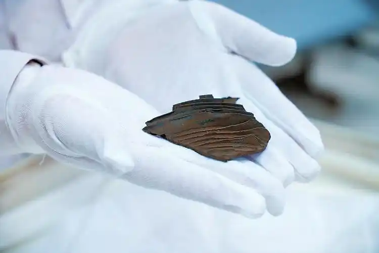 报纸铁索红军帽 伟大壮举的历史"物证"