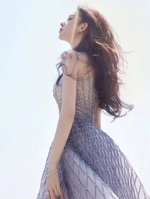 陈瑶白色抹胸连衣裙优雅写真_公主_网友