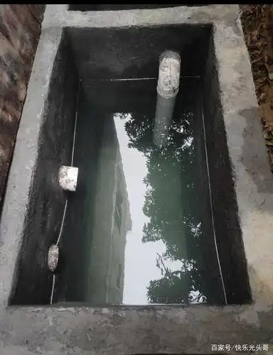 小哥教你如何挖建新农村三级化粪池