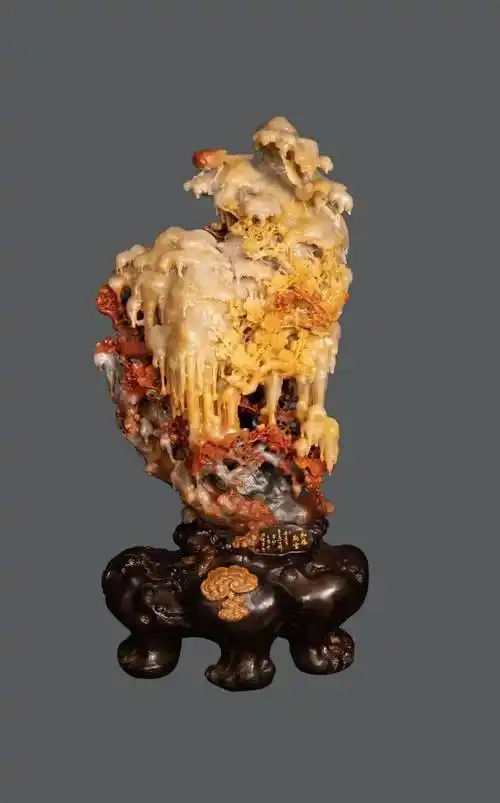 此展展出了近百件由徐伟军及青田县石雕厂大师,艺人创作的传世佳作,带