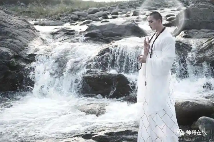 别只盯肌肉菩萨这位超帅肌肉和尚的腱子肉也太太太可了