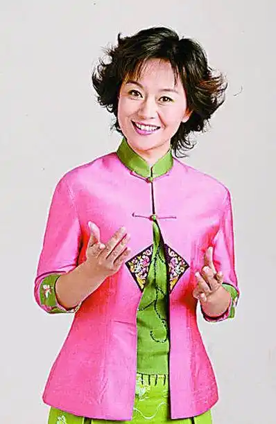 组图:央视主持人鞠萍青涩旧照曝光 儿子近照曝光