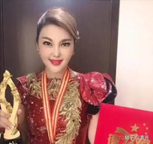 乌兰图雅不仅是一位歌手,她是草原的使者,用音乐连接着每一个心灵.