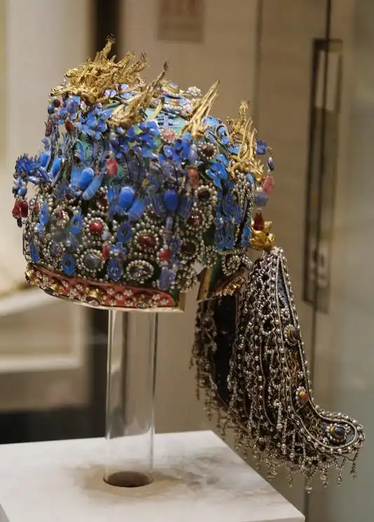 回来后查资料得知在国家博物馆有一顶定陵出土的凤冠在展出,由于最近