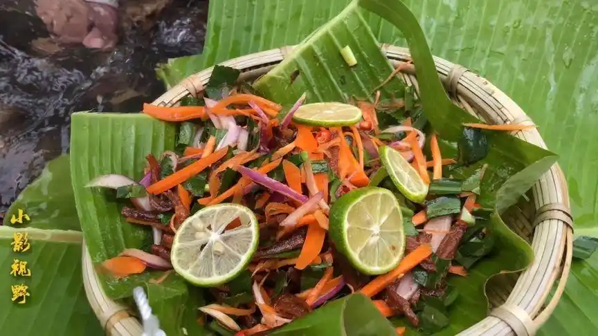 在野外 这样吃"柠檬小鱼"才带劲,忍不住吞口水