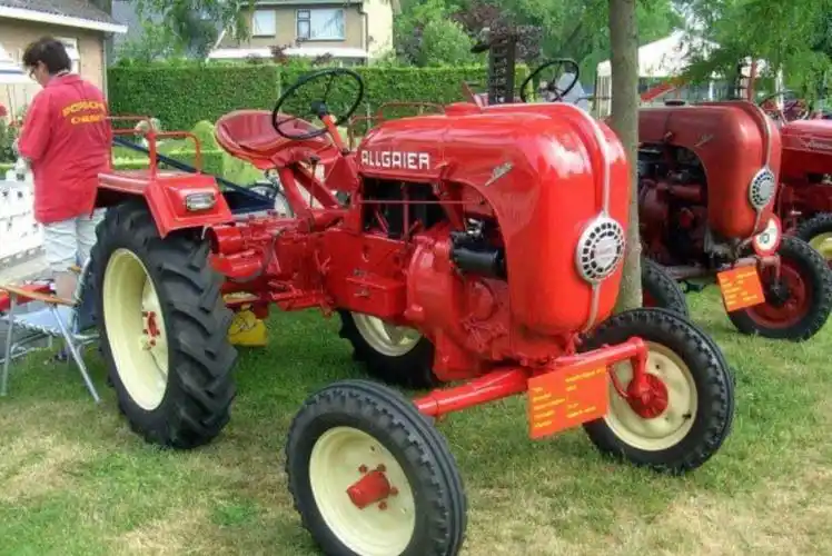 对了,其实许多超豪品牌都皮过,做过拖拉机——奔驰,兰博基尼,法拉利