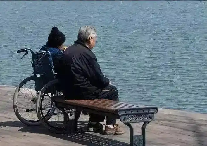 老两口唱《少年夫妻老来伴》,太美了,听哭所有人!_老伴