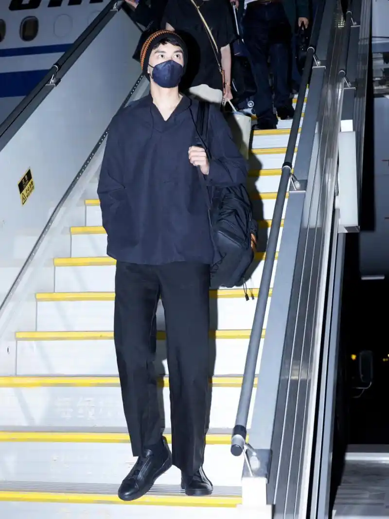 吴磊最新机场街拍私服来了,弟弟也太帅了吧,穿zegna黑色棉质混纺gruu