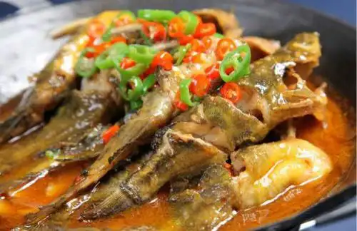 黄骨鱼好吃难做教你鱼不粘锅的秘诀出锅后鱼肉嫩滑看着都香