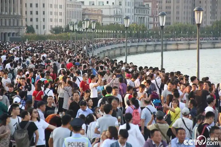 国庆假期各地景区"人山人海"