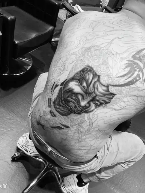 满背冥王纹身图案